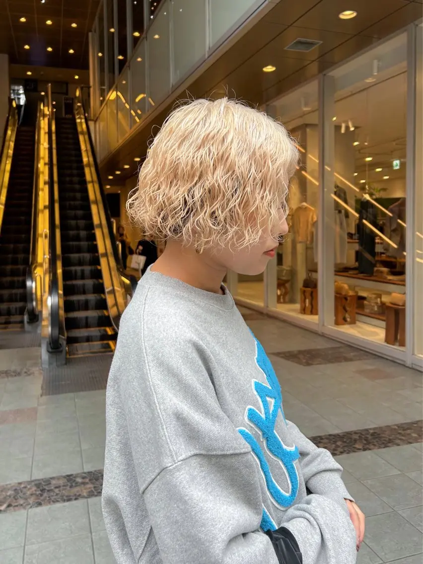 ショート カラー パーマ ヘアカラー AKO .のヘアスタイル