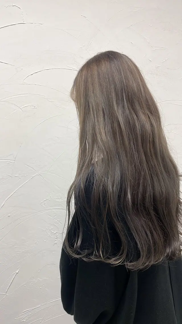 ロング カラー 透明感カラー グレージュ ハイライトカラー ミルクティーグレージュ ハイライト コミヤマ ナツキ🪿のヘアスタイル