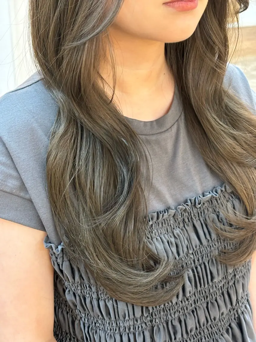 ロング カラー ヘアアレンジ ベージュカラー ブリーチ ブリーチなしカラー オリーブベージュ 韓国ヘア sasugaのヘアスタイル