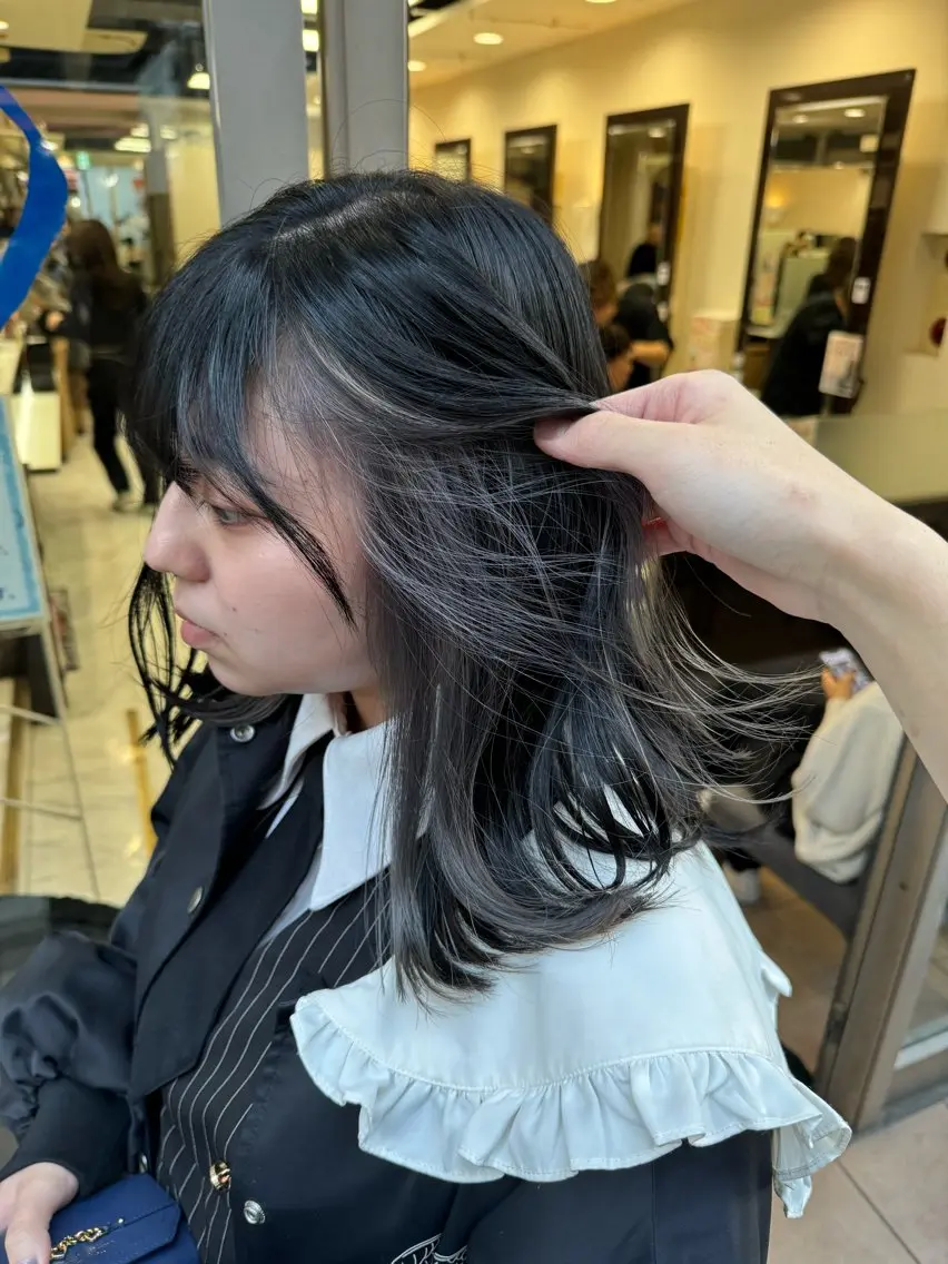ミディアム カラー ヘアアレンジ 黒髪 ブリーチ ブルーカラー ブルーブラック デザインカラー カット ヘアカラー トリートメント 目黒 碧人のヘアスタイル