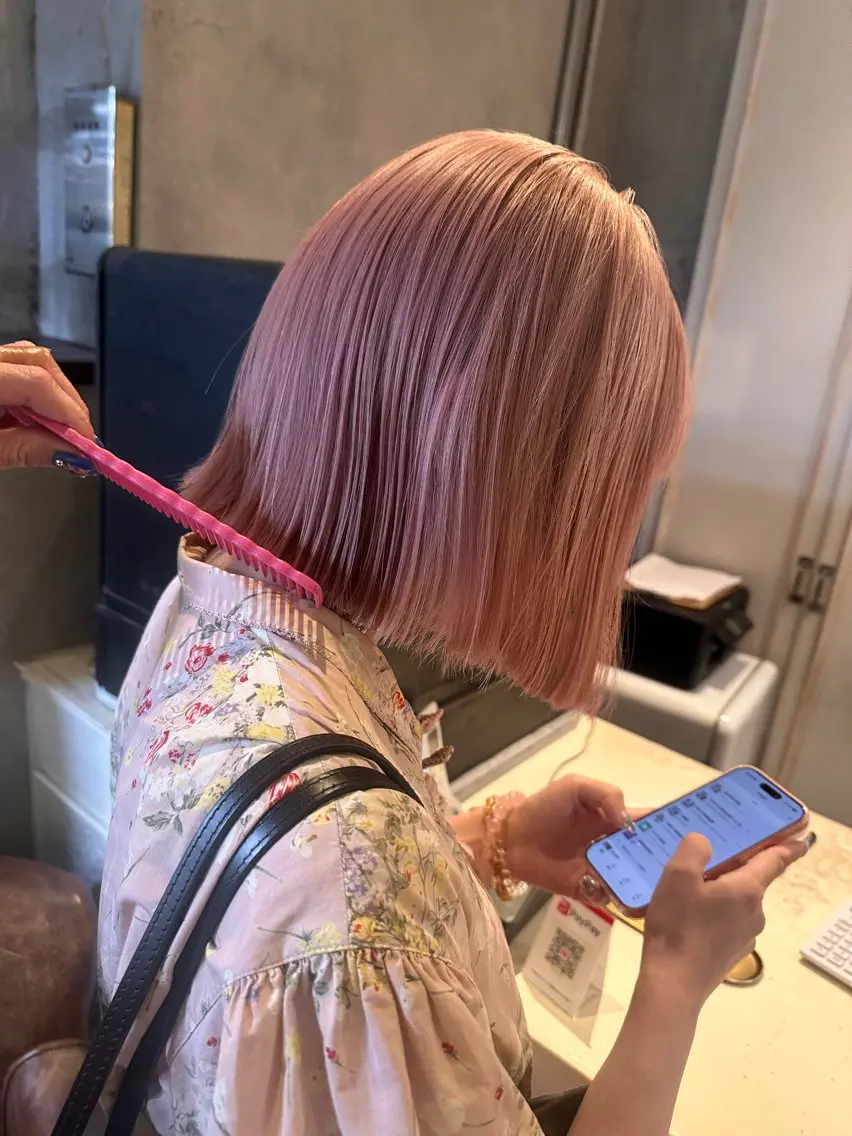 ミディアム カラー ヘアカラー おしゃれハイトーン 💗AKARIのヘアスタイル