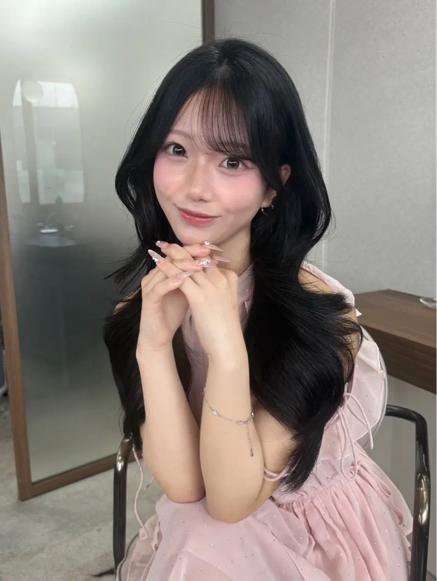 ロング 顔周りカット レイヤーカット カット ヘアカラー トリートメント 家村 茉由のヘアスタイル