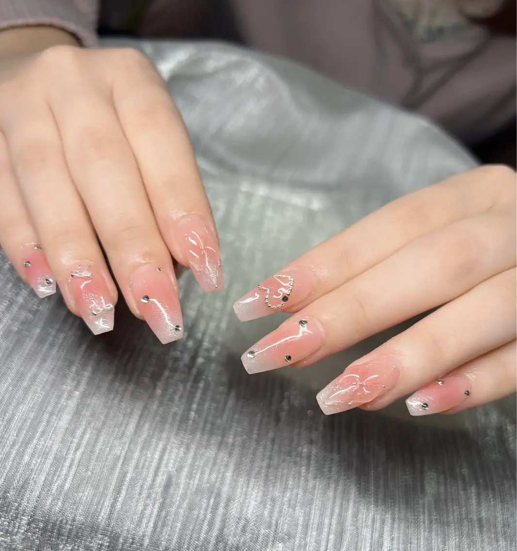 ネイル オーロラネイル チークネイル 長さ出し フットネイル フレンチネイル ハンドネイル Lee Nailsのネイルデザイン