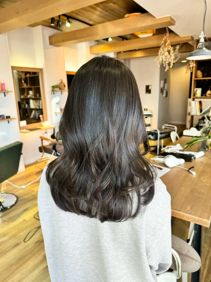 ロング カラー ブラウンカラー くすみブラウン カット ヘアカラー トリートメント ツキダテ ユイのヘアスタイル