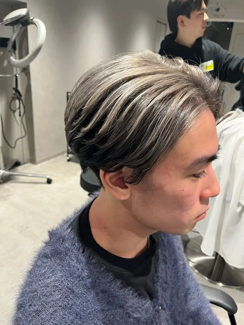ショート カラー メンズ センターパート マッシュ シルバー ホワイトシルバー カット ヘアカラー トリートメント 【メンズ縮毛矯正/ Ryoka】のヘアスタイル