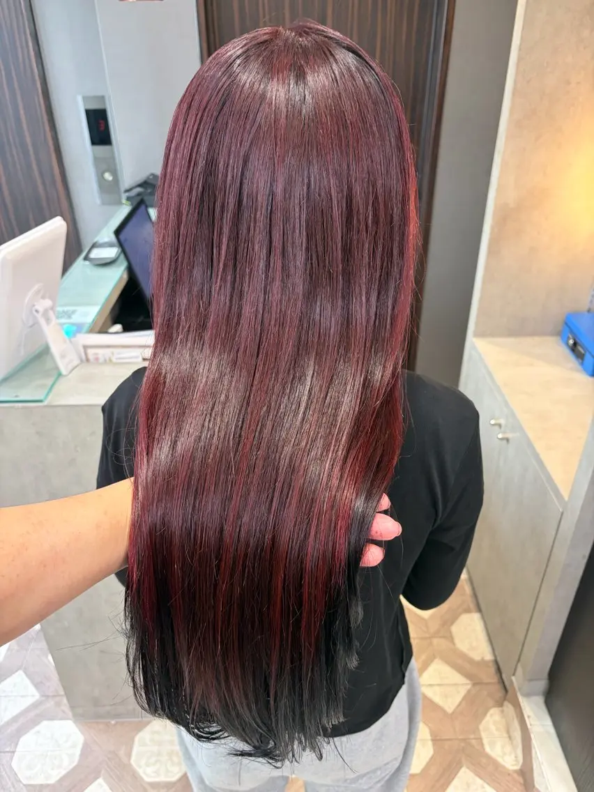 セミロング カラー 透明感カラー ピンクカラー レッドカラー 髪質改善 トリートメント ヘアカラー トリートメント 天神暖色カラー レイヤー・髪質改善のヘアスタイル