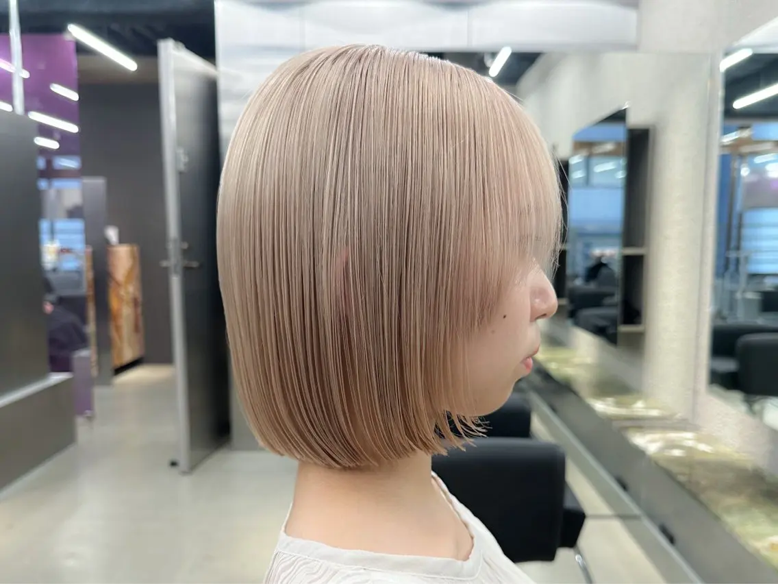 ショート カラー ベージュカラー ミルクティーベージュ ヘアカラー トリートメント 鈴木/ボブ/ 縮毛矯正ブリーチのヘアスタイル