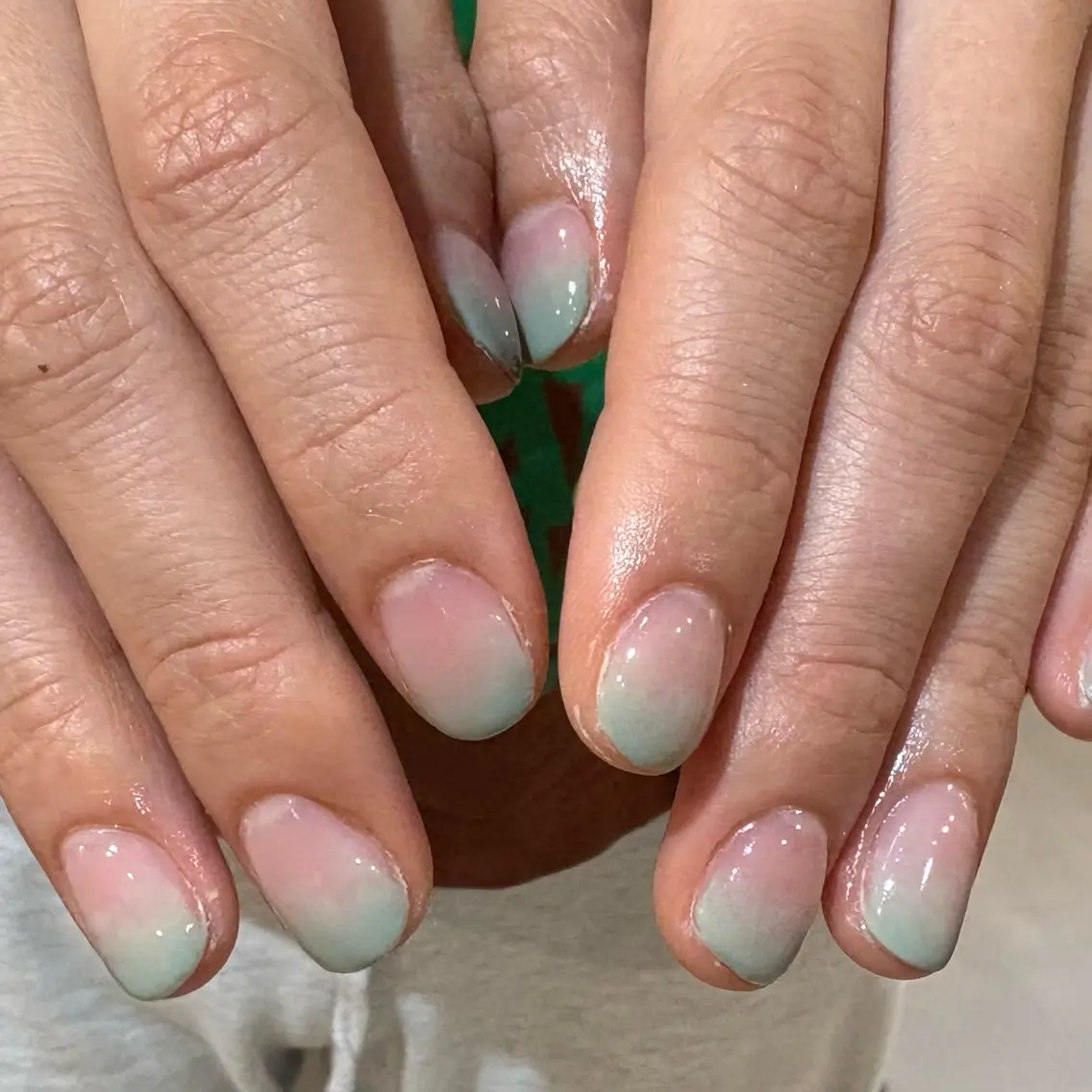 ネイル グラデーション グリーン パステルネイル ピンク ハンドネイル 【ナクレネイル】川崎 rioのネイルデザイン