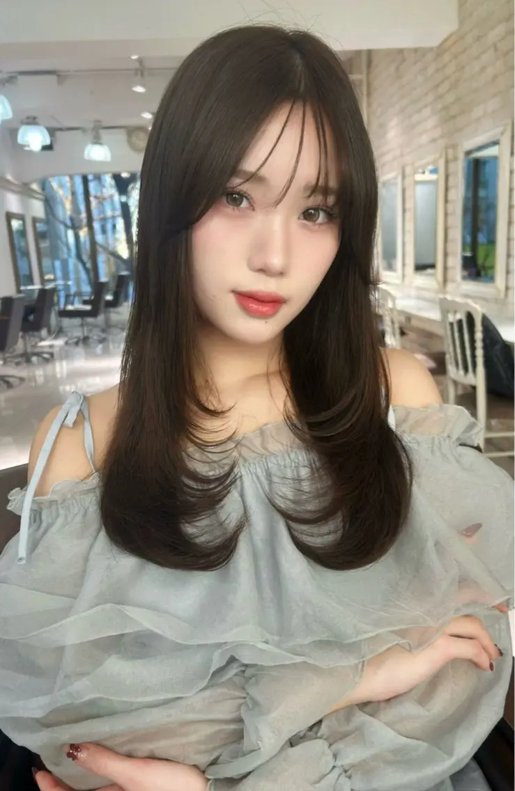 ロング くびれヘア レイヤーカット ロング ゆら/暖色カラー/ まつ毛パーマのヘアスタイル