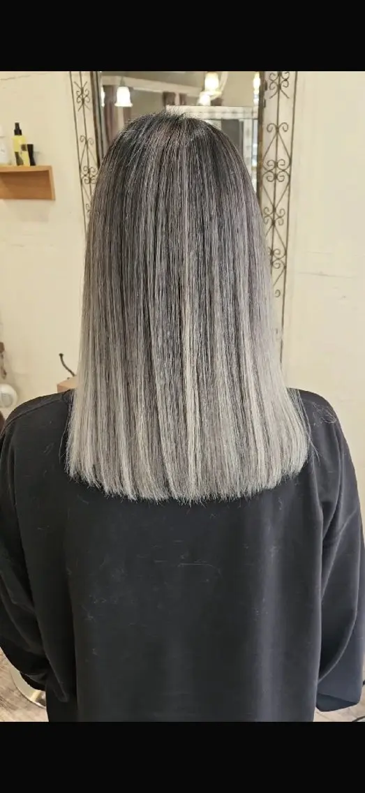 セミロング 外国人風カラー ハイライト レイヤーカット ヘアカラー バレイヤージュ/ ハイライト/大内格のヘアスタイル