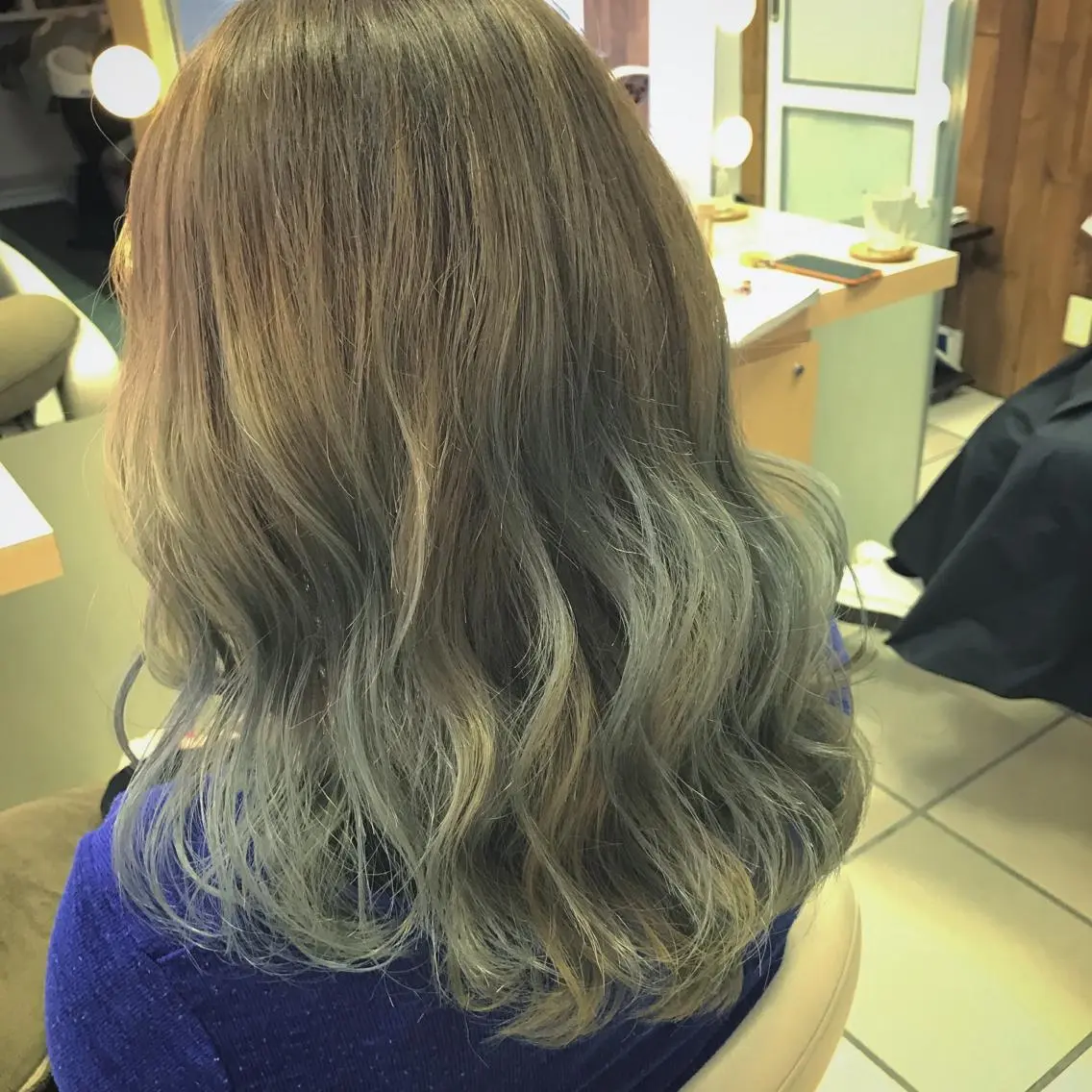 セミロング ロング カラー ブルーカラー ハイトーンカラー にった みずきのヘアスタイル