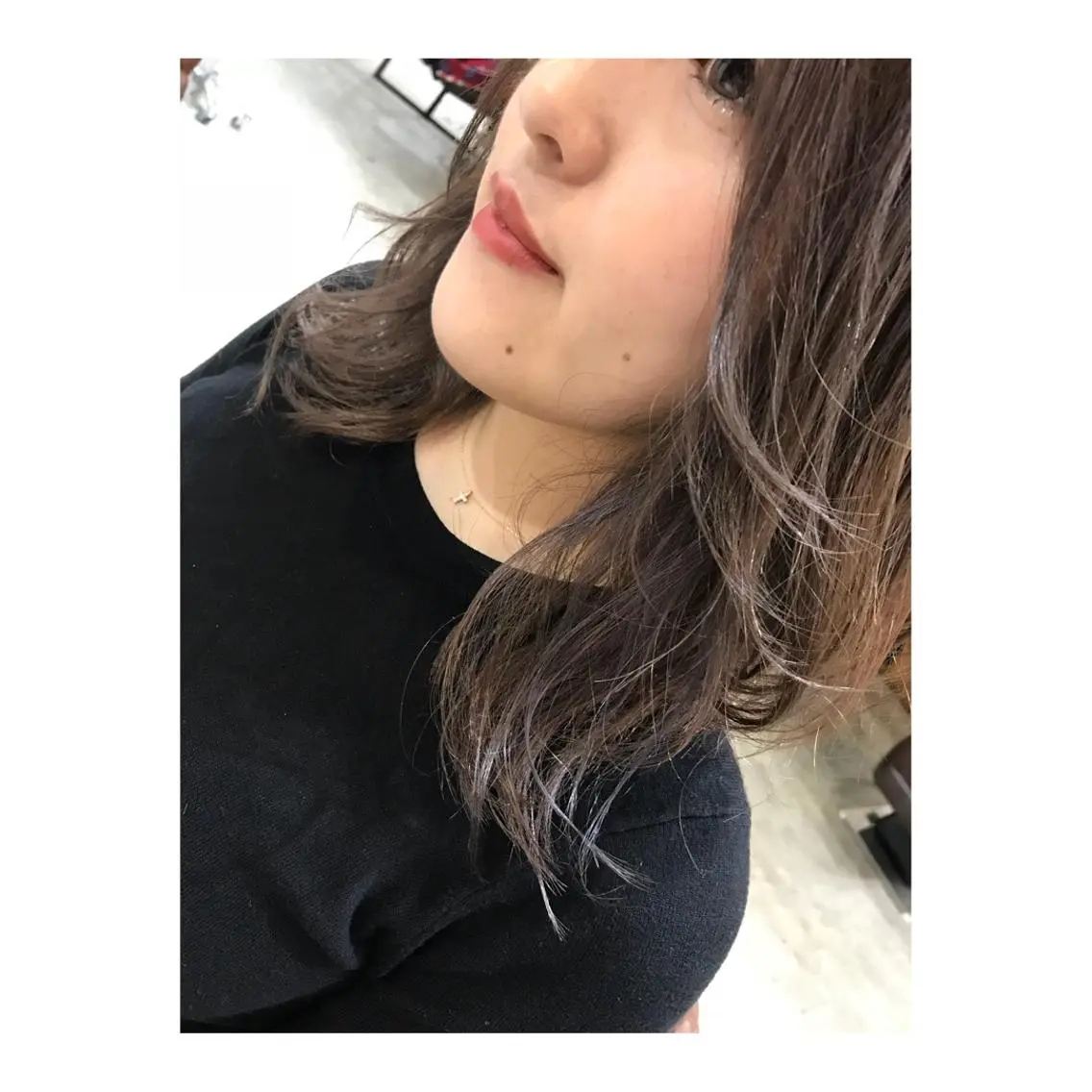 ミディアム カラー グレージュ 外ハネヘア 竹嶌 健吾のヘアスタイル