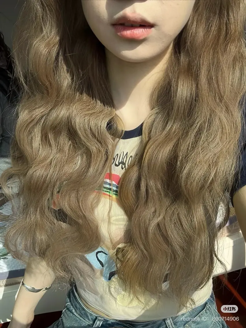 ロング 韓国風レイヤーカラー ライムのヘアスタイル