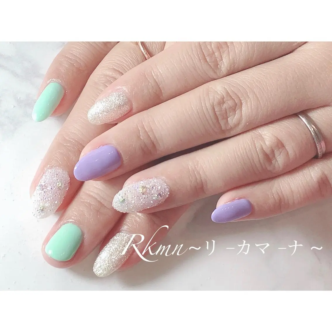 ネイル アートネイル グリーン ラメ(グリッター) パープル 春ネイル ハンドネイル フットネイル ハンドケア Rkmn ~リ-カマ-ナ~のネイルデザイン