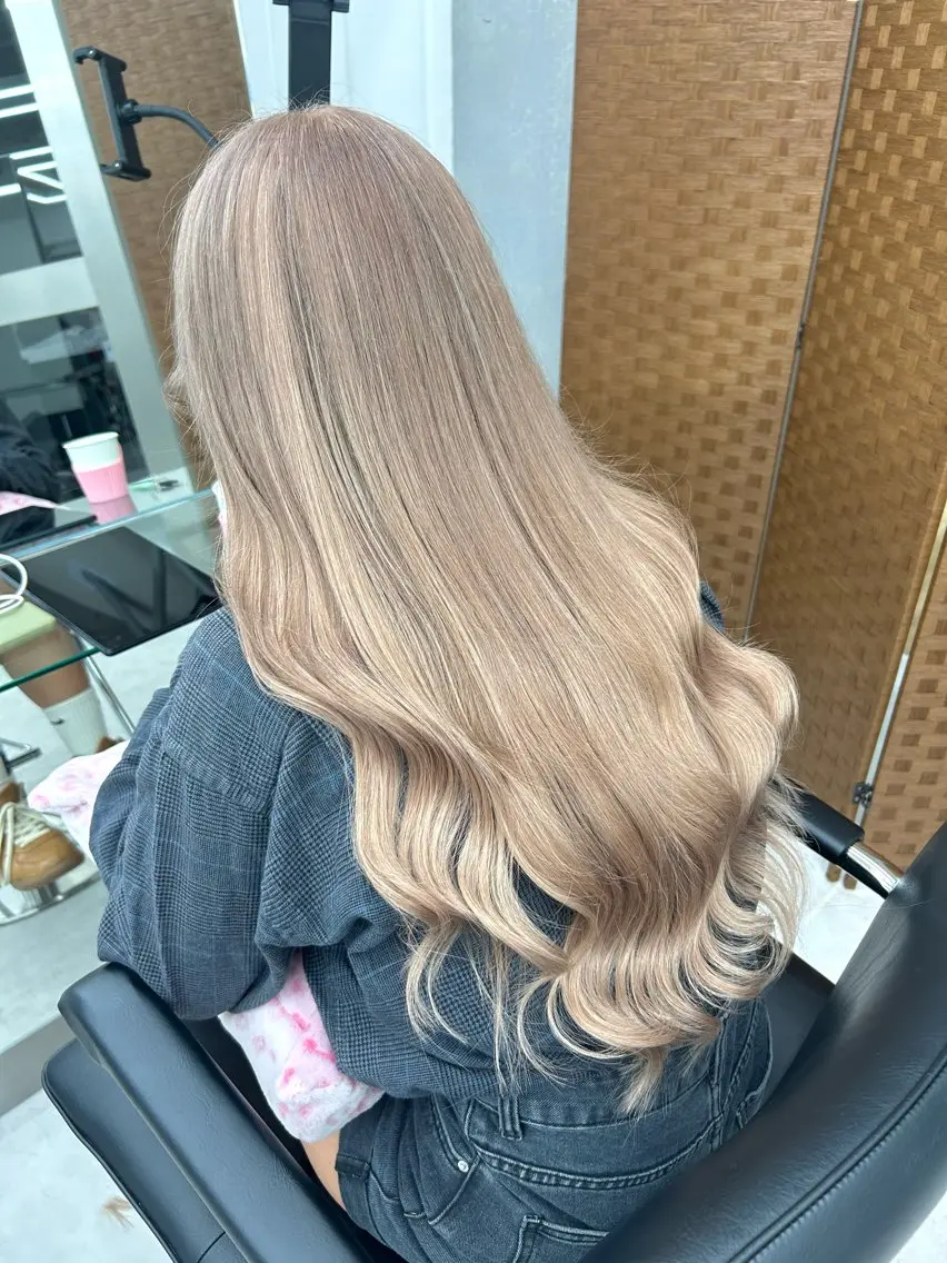 ロング カラー シールエクステ ベージュカラー ブリーチ ハイトーンカラー ミルクティーベージュ ヘアカラー エクステ 横浜ハイトーン‪ エクステ/あやかのヘアスタイル
