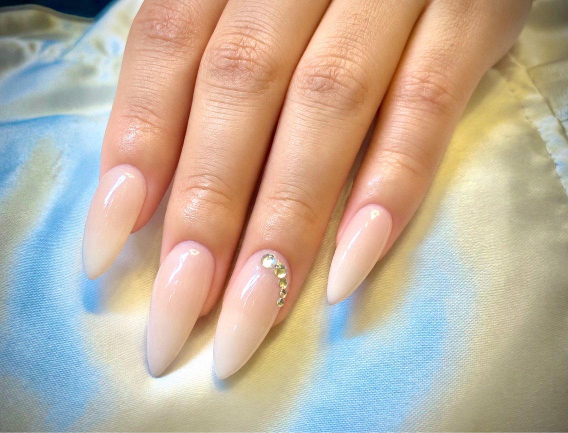 ネイル グラデーション ピンク ホワイト ハンドネイル Rafinesse Nail salonのネイルデザイン
