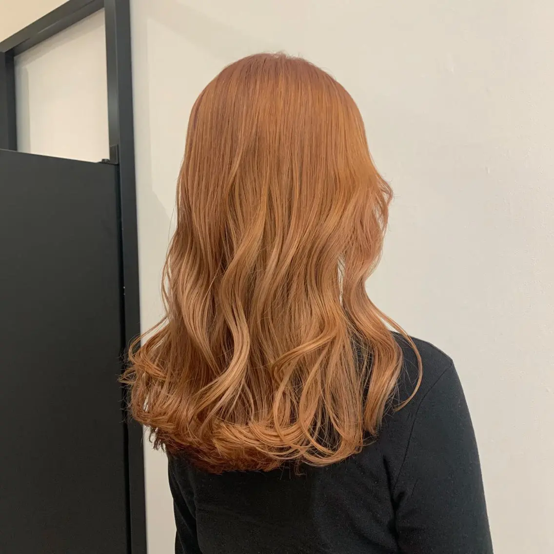 セミロング カラー ベージュカラー ブリーチ オレンジ オレンジベージュ ヘアカラー 村山 美空のヘアスタイル