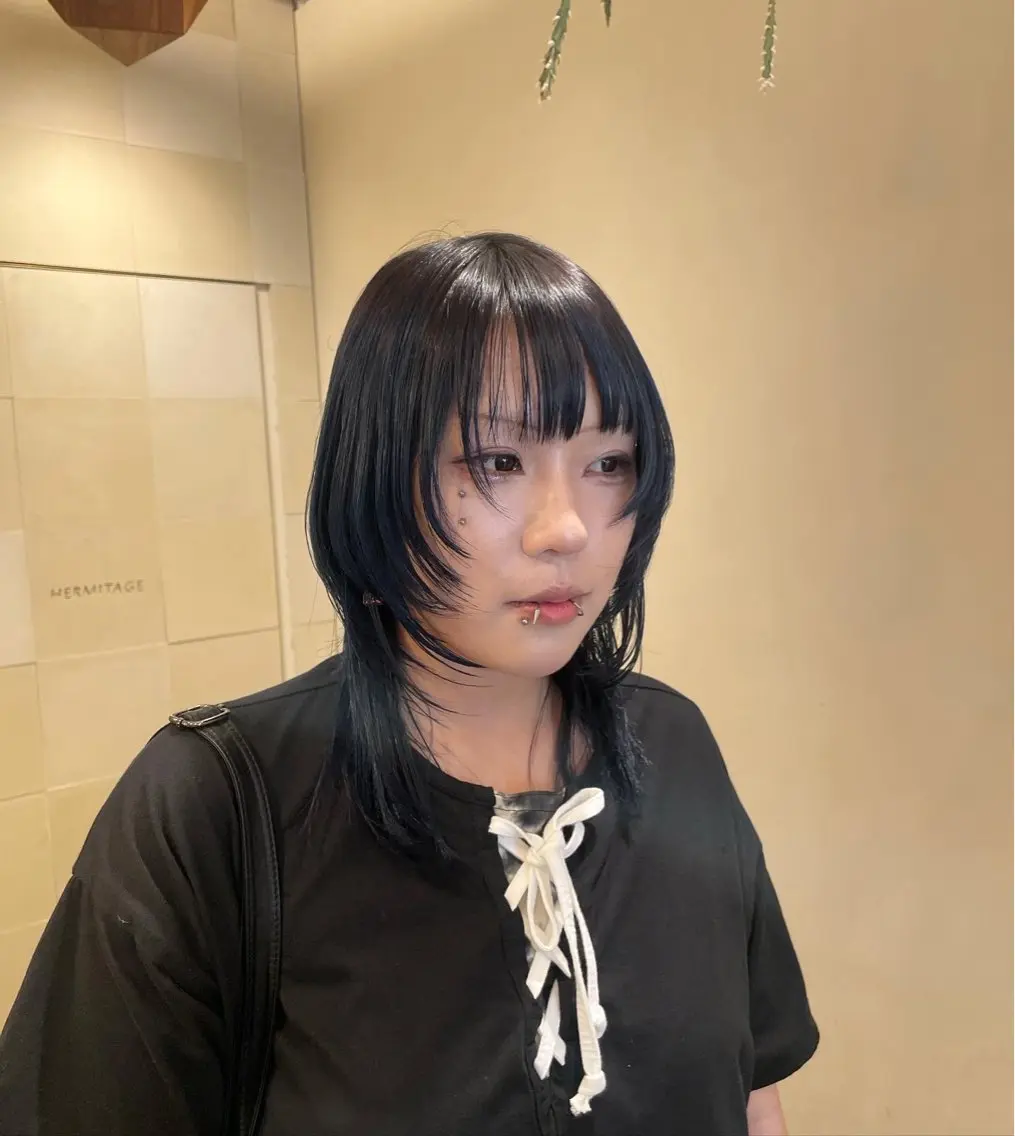 ミディアム カラー 黒髪 ブルーカラー ブルーブラック ヘアカラー HERMITAGE/ chihiroのヘアスタイル