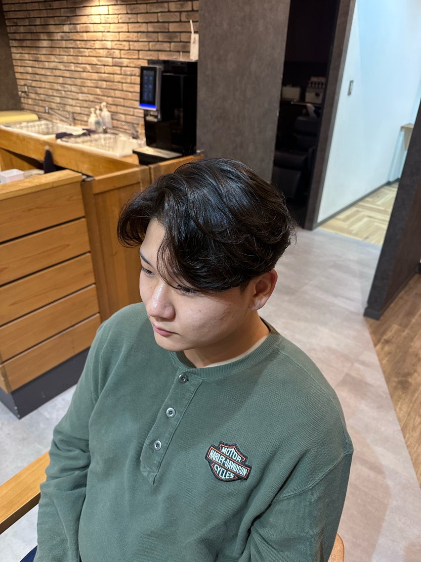 メンズ センターパート 見城 也仁のヘアスタイル