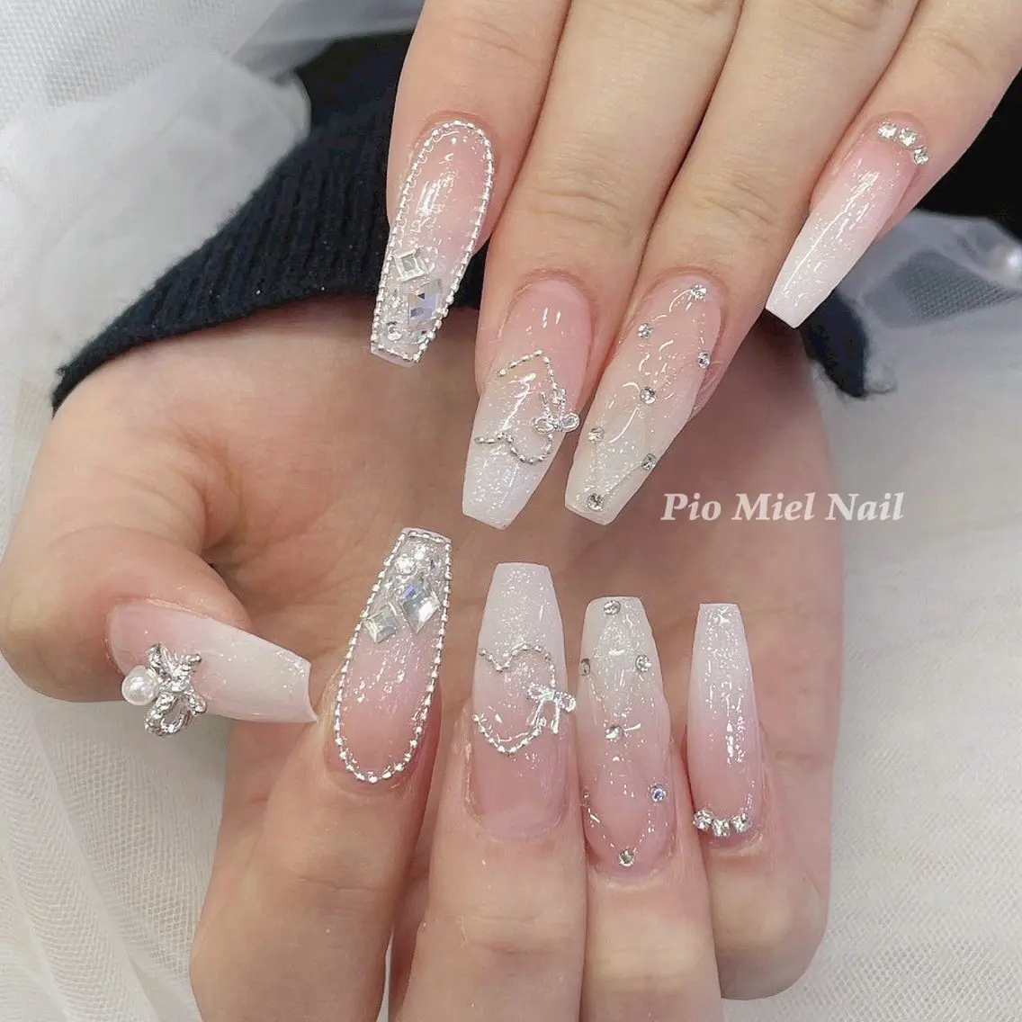 ロング カラー 透明感カラー シルバー ロング ハンドネイル momo 長さだしのネイルデザイン