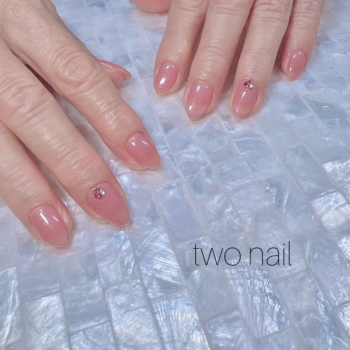 ネイル キラキラネイル ネイルチップ ホワイト ハンドネイル two nailのネイルデザイン
