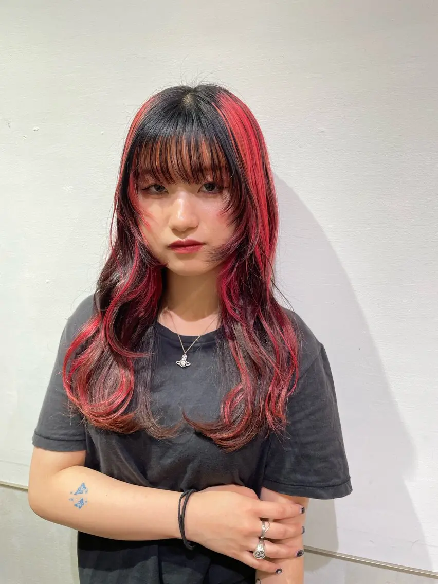 個性派顔まわりレイヤーカットの写真