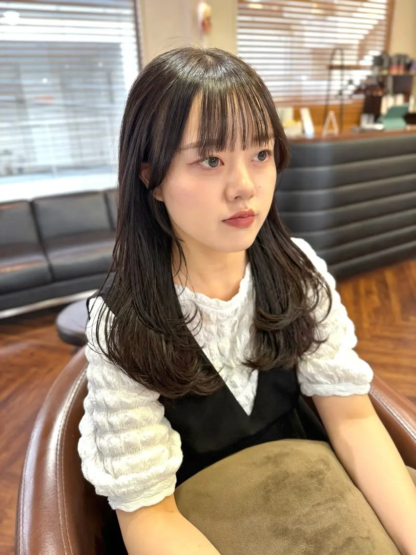 ロング レイヤーカット 縮毛矯正 カット ヘアカラー 縮毛矯正 トリートメント 尾崎 海璃のヘアスタイル