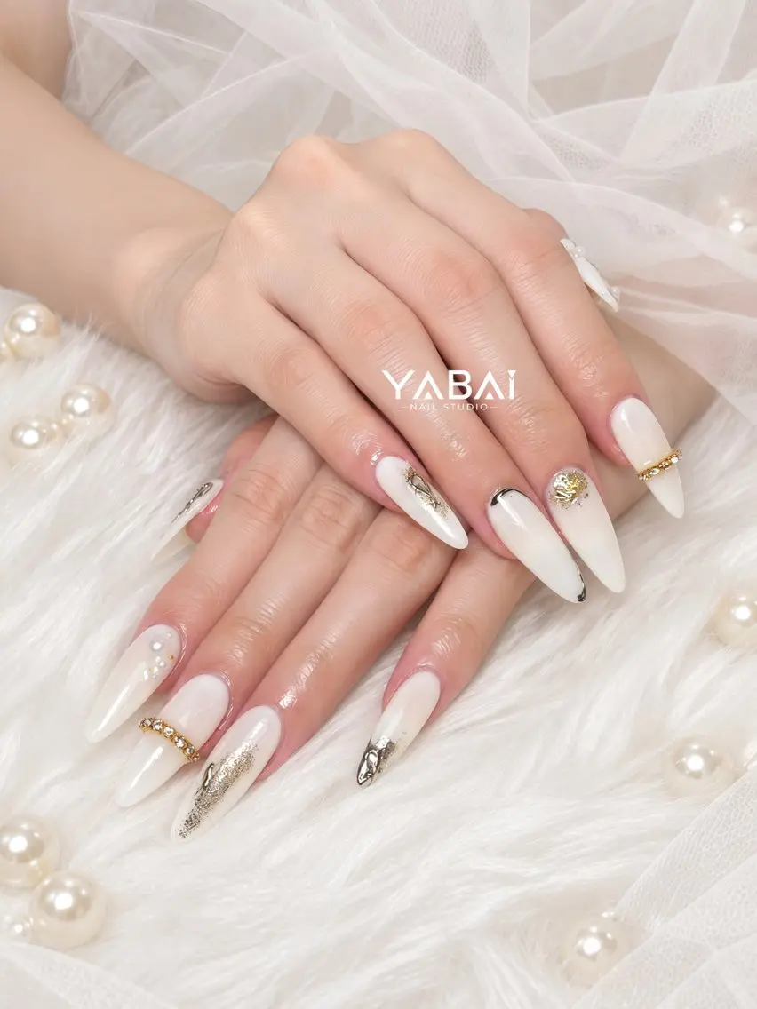 ネイル アートネイル ゴールド ミラーネイル ブライダルネイル ホワイト YABAI NailStudioのネイルデザイン