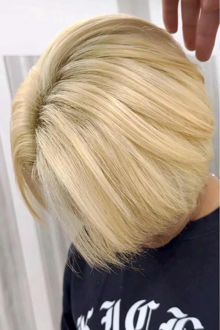 ショート カラー ブロンド カナ：ホワイトカラー /ピンクカラー‎のヘアスタイル