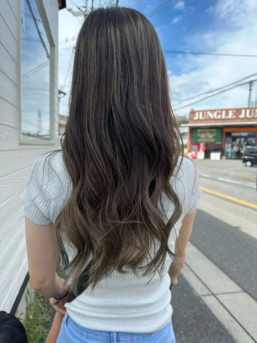 ロング ヘアカラー 半田 知穂のヘアスタイル