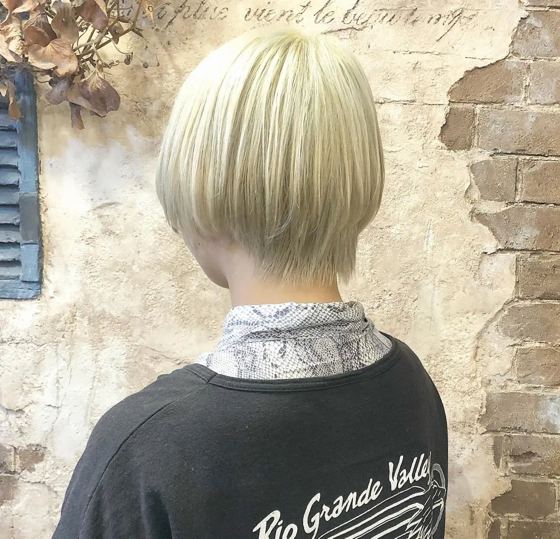 ショート カラー ブリーチ、パーマ 西部笑のヘアスタイル