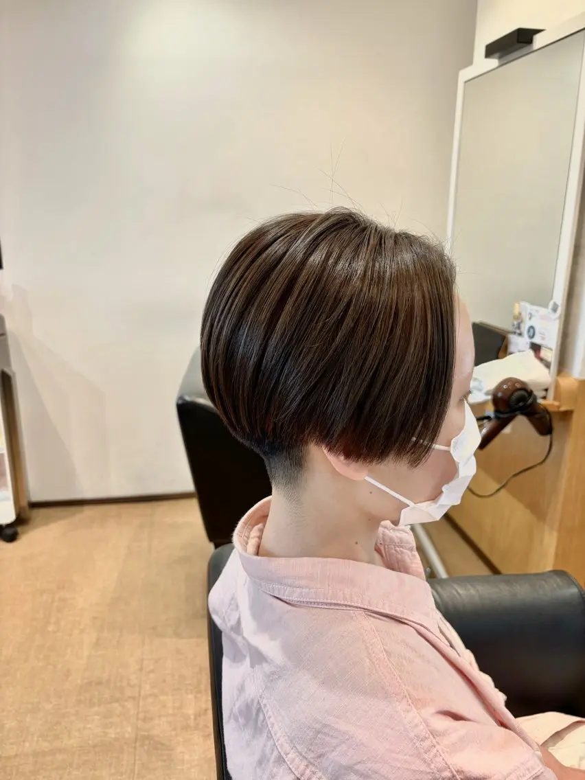 ショート カラー ハンサムショート イヤリングカラー イルミナカラー ボブ ショートヘア 秋山知穂🧸縮毛矯正 ショート新越谷南越谷のヘアスタイル