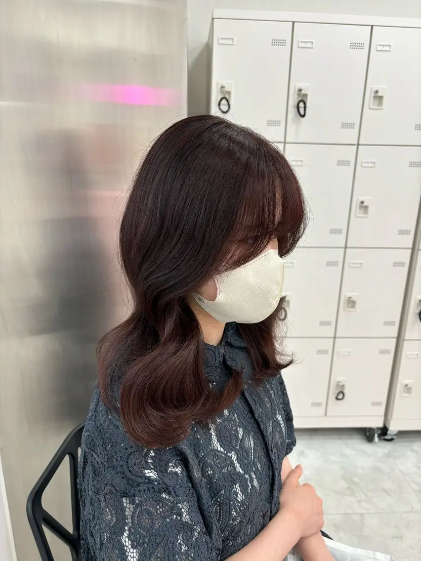 セミロング カラー 抜け感レイヤー︴ ニュアンスカラーのヘアスタイル