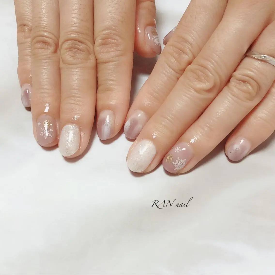 ネイル キラキラネイル オフィスネイル ホワイト 冬ネイル クリスマス RAN nailのネイルデザイン