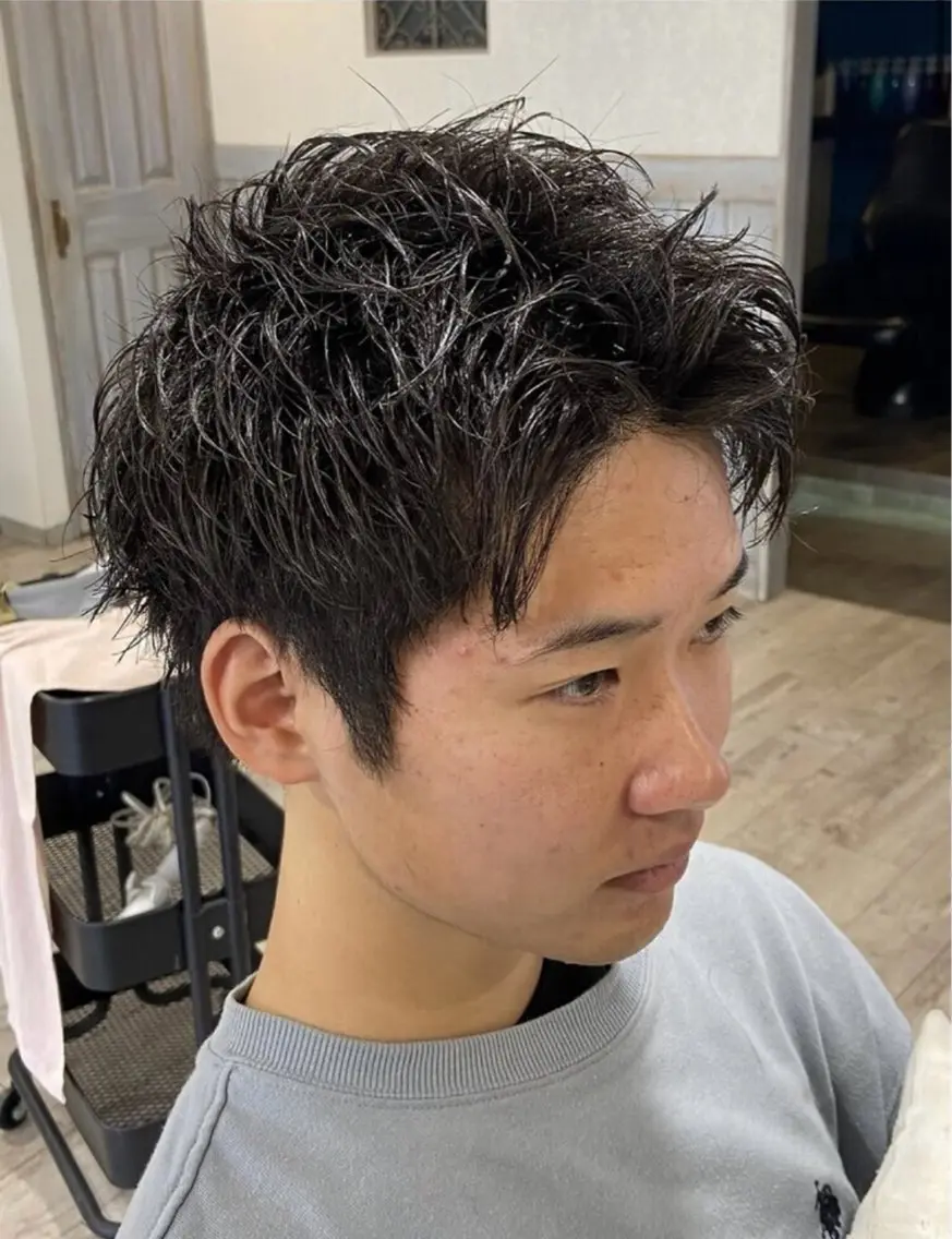 メンズ アップバング ビジネス メンズショート 保立フェザーパーマ 大人メンズヘア船橋駅のヘアスタイル