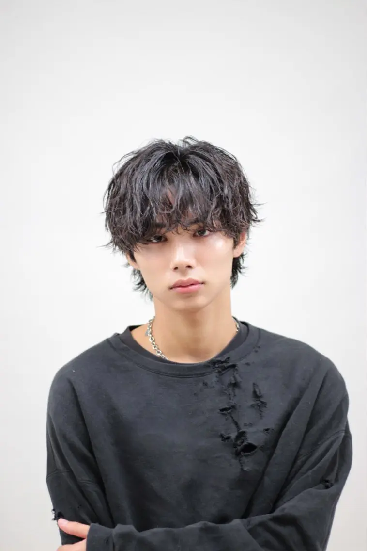 ミディアム パーマ ヘアアレンジ メンズ ミディアムパーマ メンズパーマ メンズツイストパーマ 波巻きパーマ ツイストパーマ カット パーマ トリートメント ヘッドスパ ヘアセット 🔥ニュアンス フェザー小林海斗🔥のヘアスタイル
