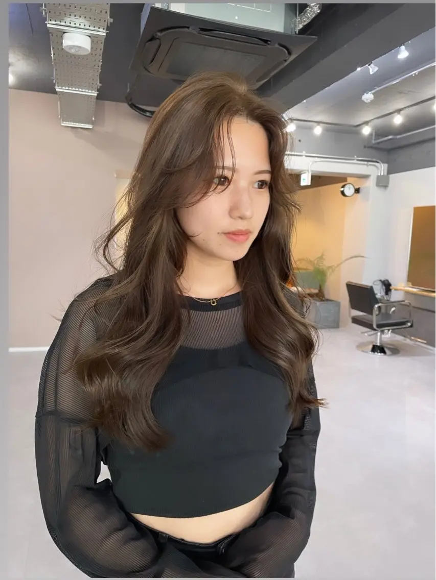ミディアム カラー カット ヘアカラー トリートメント レイヤーカット 西村あきやのヘアスタイル
