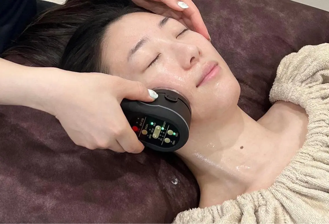 【新規の方】小顔ケア♪【電気バリ ティレット体験】リフトアップ むくみ・たるみ改善※ヒト幹細胞美容液付の写真