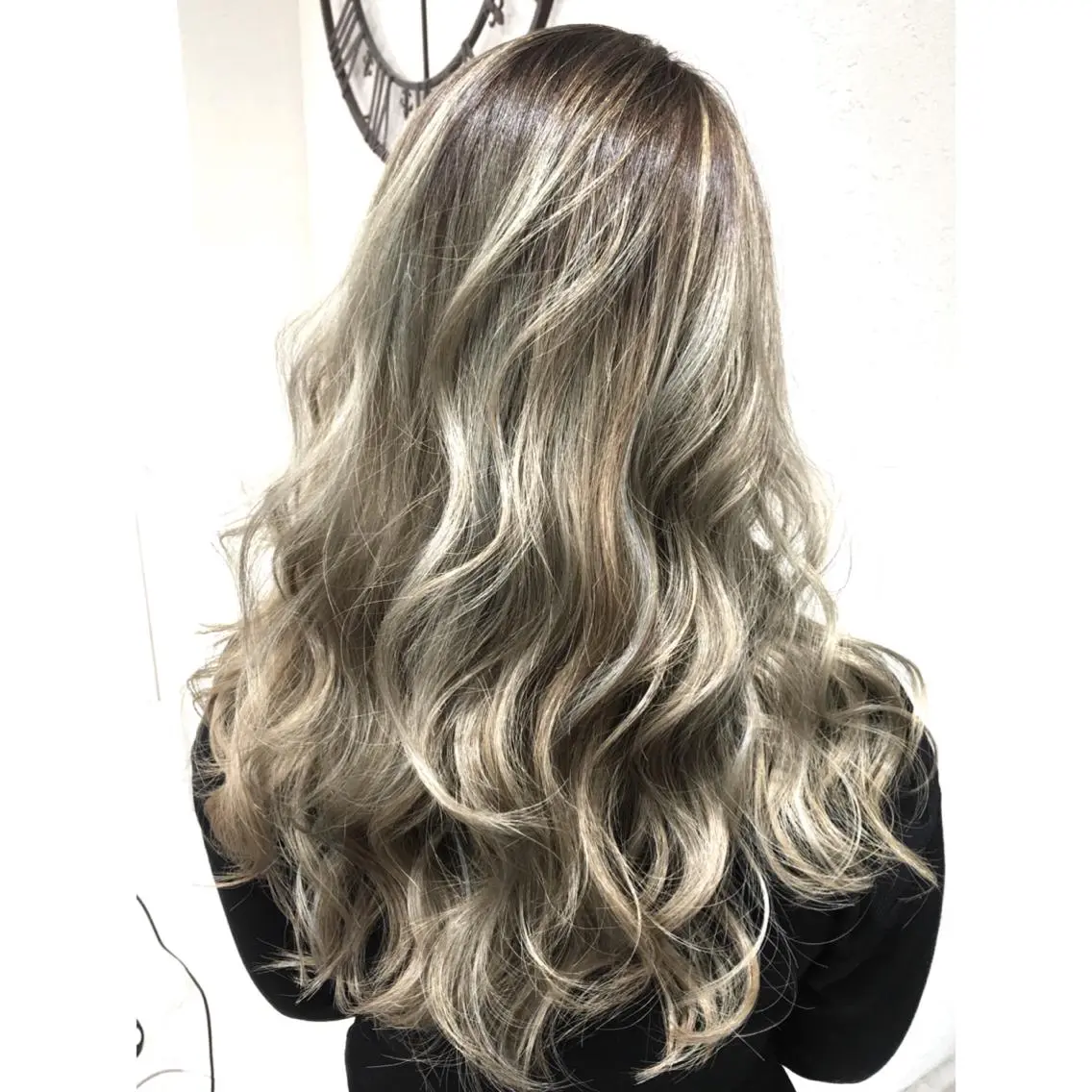ロング カラー バレイヤージュ シルバー 外国人風カラー レイヤーカット ヘアカラー トリートメント 井上 一平のヘアスタイル