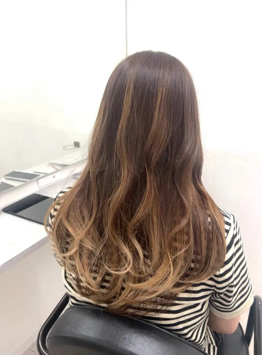 ロング カラー ヘアアレンジ ベージュカラー ブリーチ ブラウンカラー ケアブリーチ 透明感カラー ヘアカラー トリートメント 梅木李奈🍒府中/ レイヤー透明感カラーのヘアスタイル