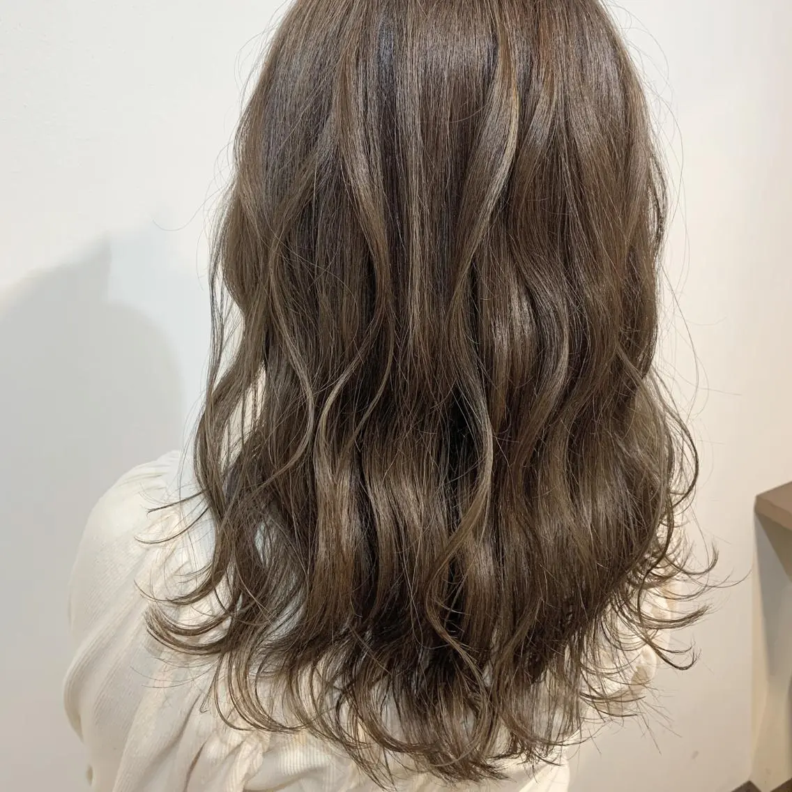 セミロング カラー 佐々木  まゆかのヘアスタイル