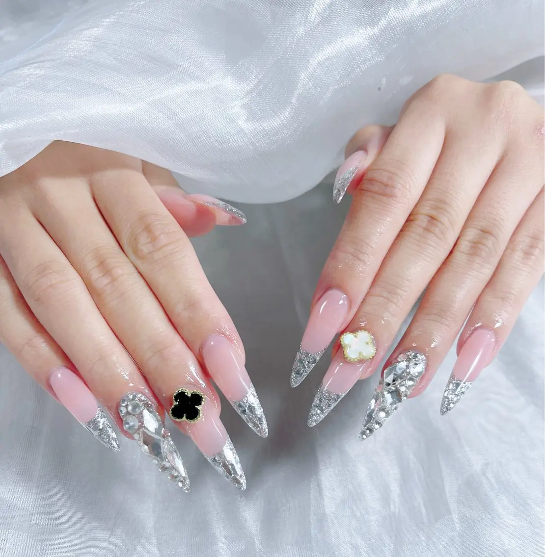 ネイル オーロラネイル クリアネイル フラッシュネイル ジェルネイル グラデーション ハンドネイル Amee Nail Salonのネイルデザイン