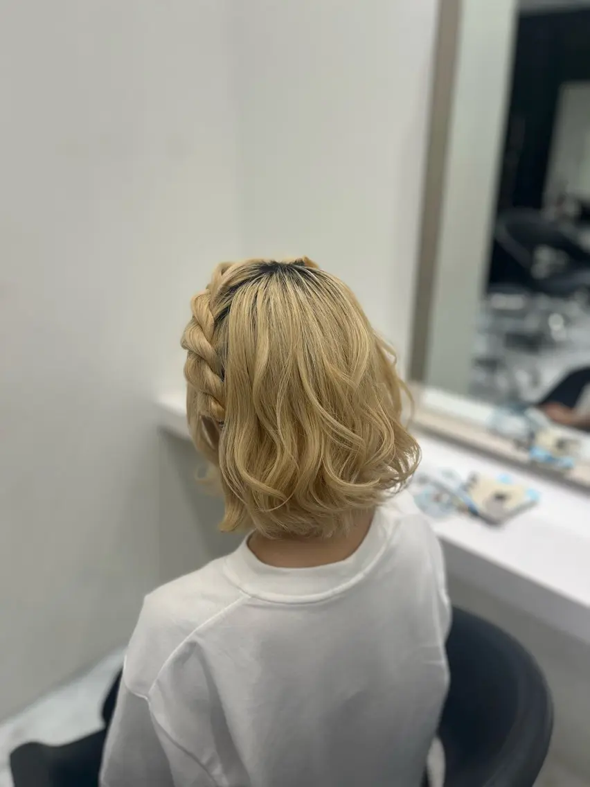 ミディアム ヘアアレンジ ボブ ヘアセット ハイトーンカラー💞 くるみ🎀のヘアスタイル