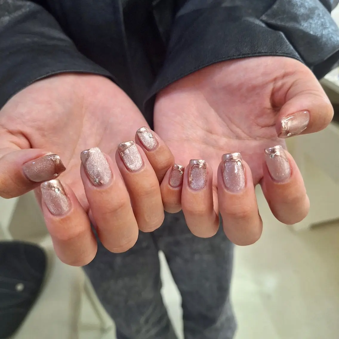 ネイル アートネイル べっ甲ネイル ジェルネイル グリーン キラキラネイル nailstudio eviz新宿店のネイルデザイン