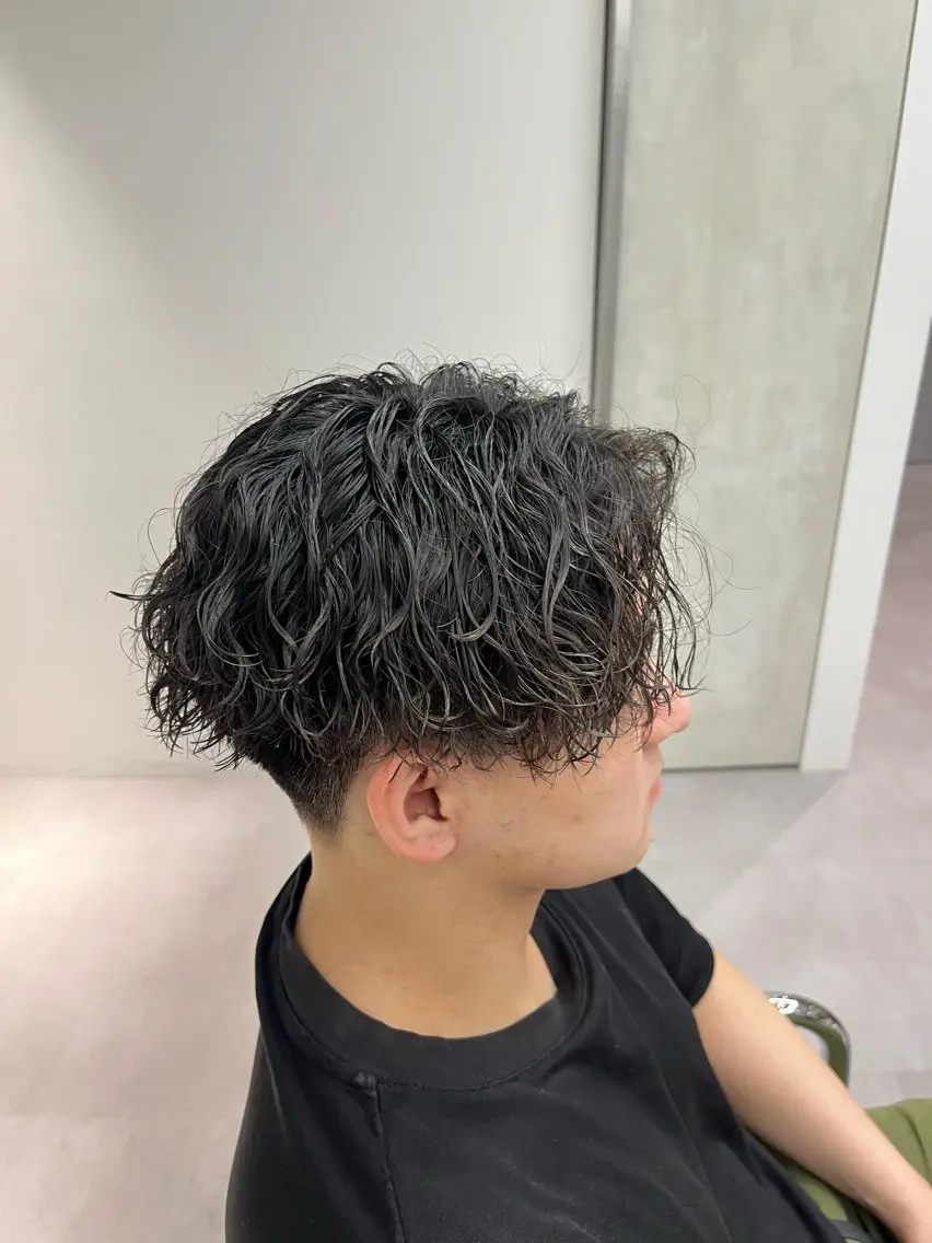ショート パーマ メンズ ⚡メンズパーマフ ェードカットTomyのヘアスタイル