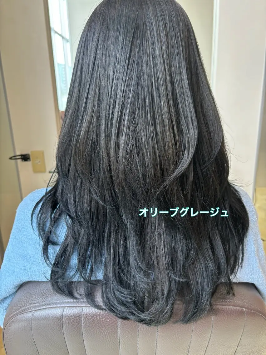 ロング カラー グレージュ オリーブグレージュ オリーブグレー カット ヘアカラー トリートメント 亀山 来未のヘアスタイル