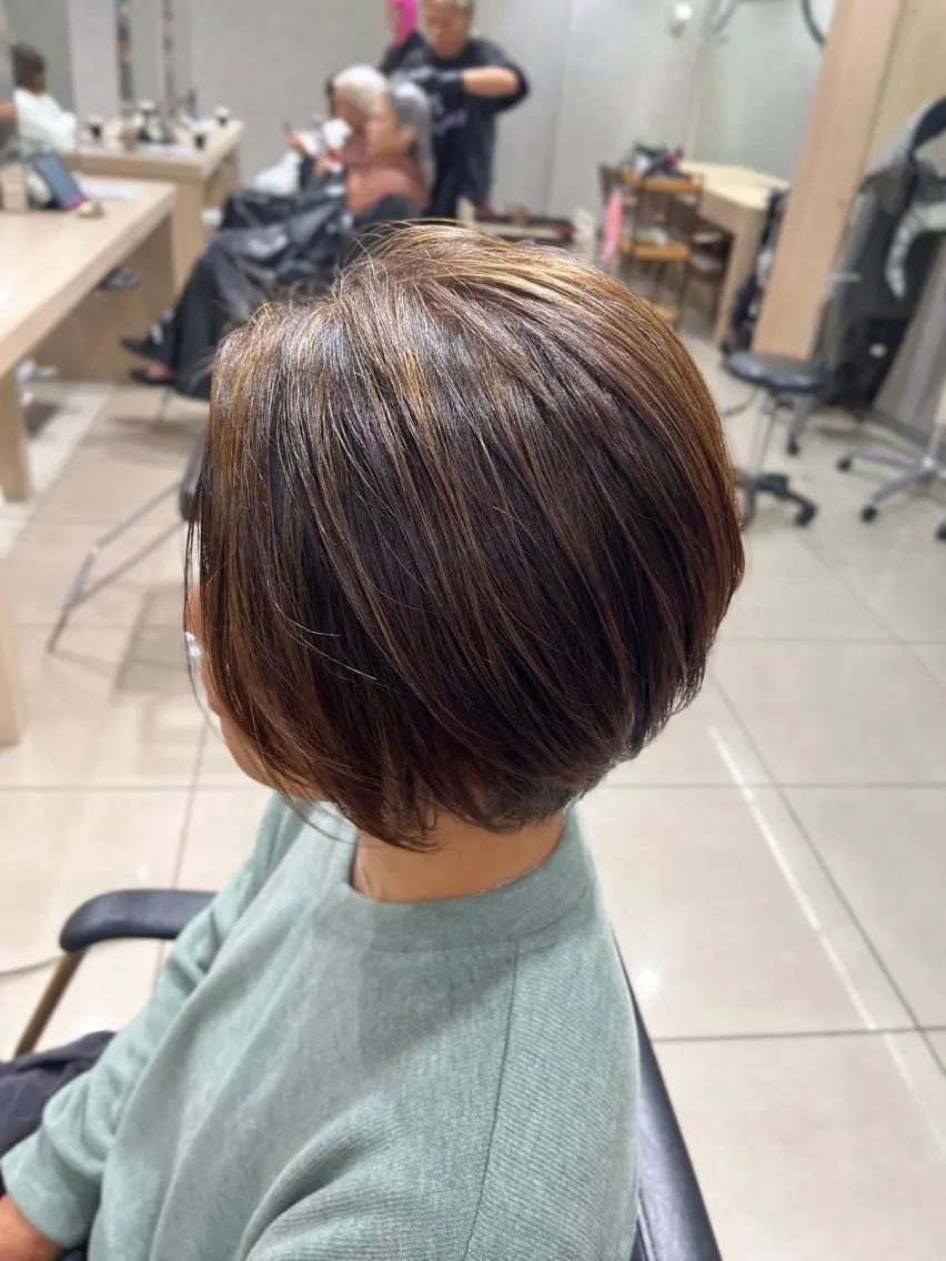 ショート カラー ベージュカラー 透明感カラー ハイライトカラー シルバー シルバーベージュ カット ヘアカラー トリートメント 巖本 真希のヘアスタイル