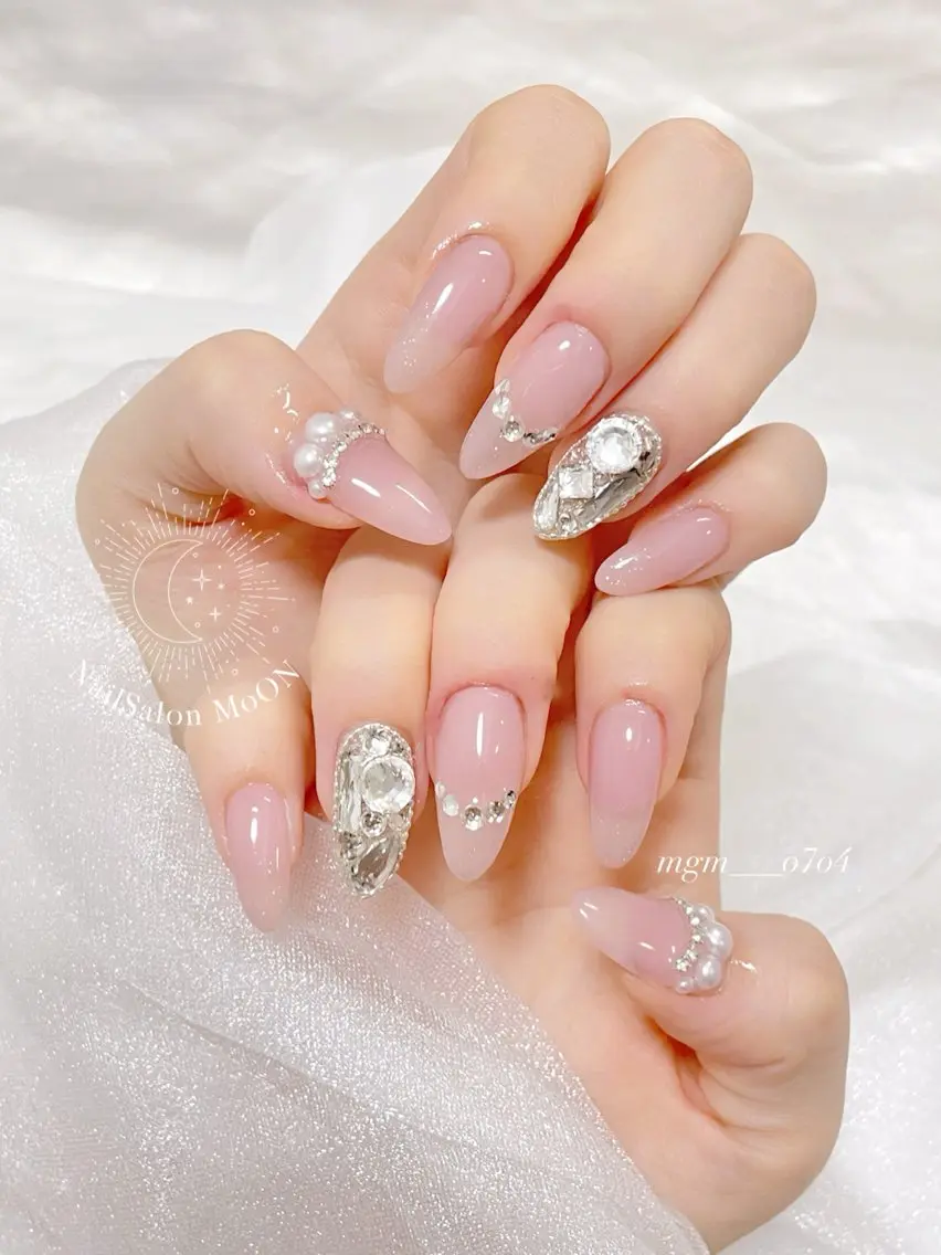 MoON...❤︎ MeGuのネイルデザイン