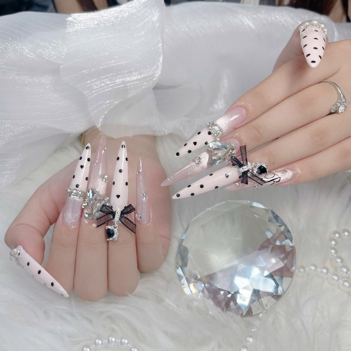 ネイル キラキラネイル マグネットネイル ぷっくりネイル 春ネイル ワンホンネイル ハンドネイル Lyna 池袋 ロングネイルのネイルデザイン