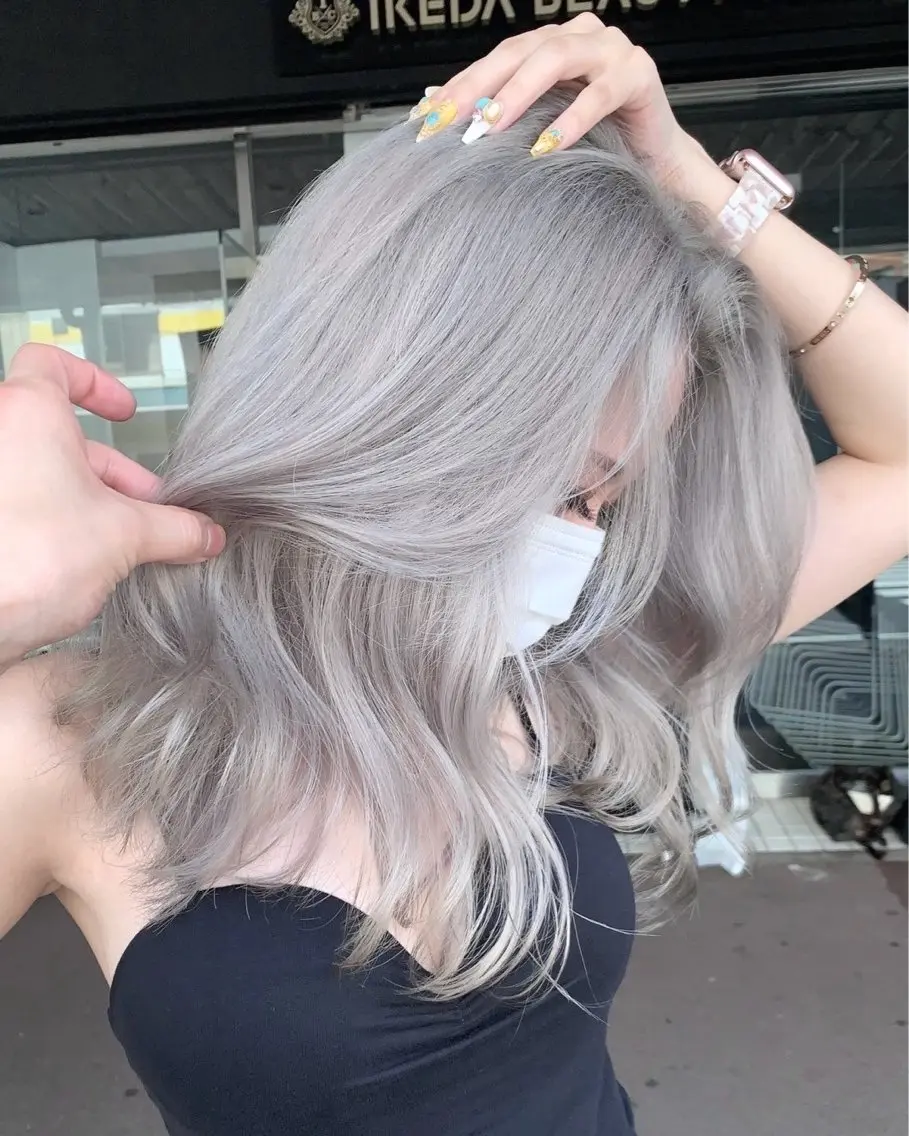 ミディアム カラー ブリーチ 透明感カラー ハイトーンカラー シルバー 𝐀𝐦𝐢/東海市 /ギャル/ハイトーンのヘアスタイル